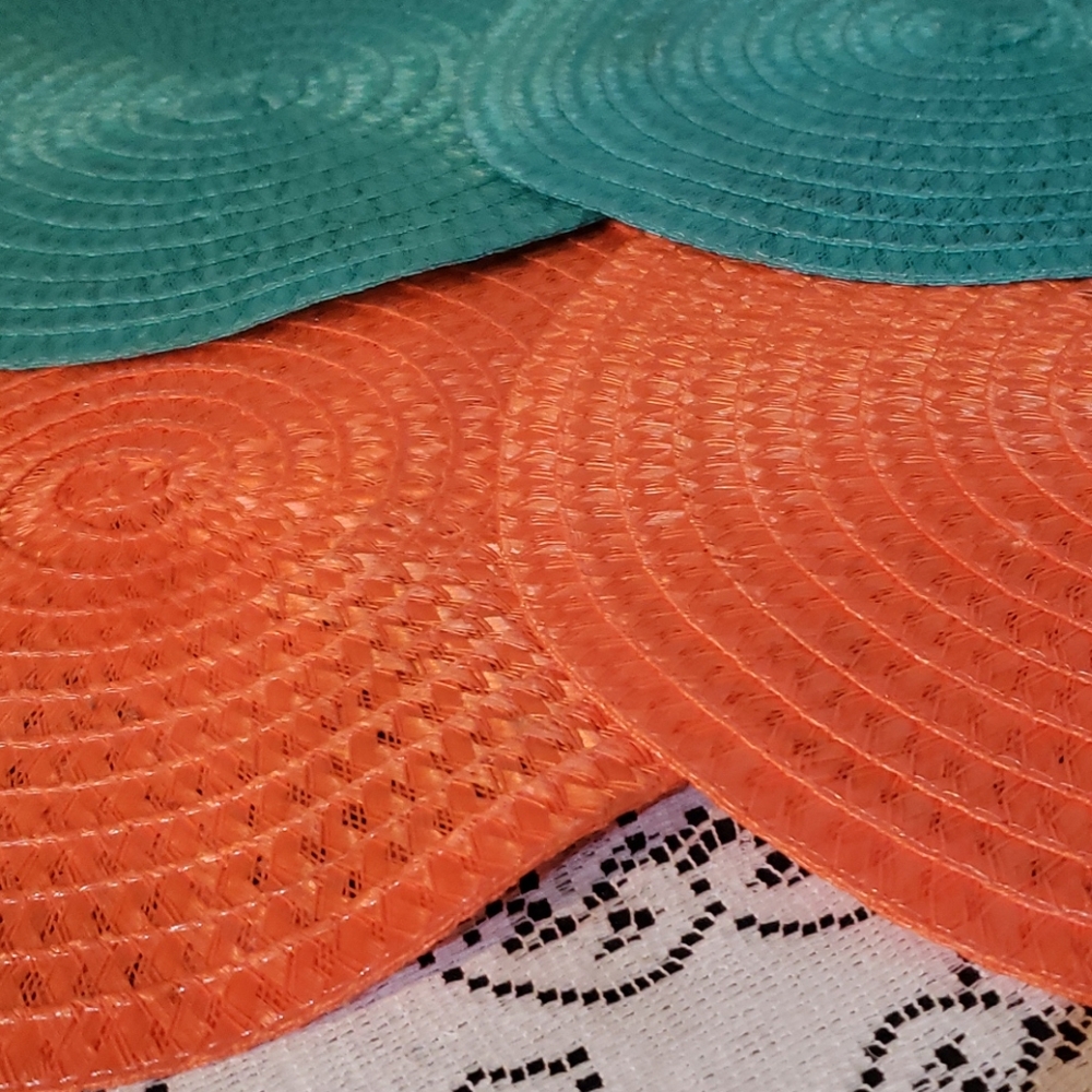 Round Colorful Placemats. - Picture 3 of 6